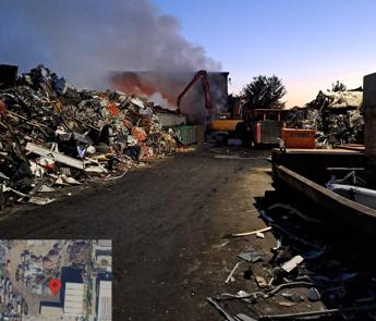 Incendio a Livorno, fiamme in una ditta di stoccaggio di rifiuti: “Chiudete porte e finestre”