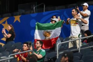 Iran, proteste allo stadio e ‘vecchia’ bandiera fuorilegge ai Mondiali