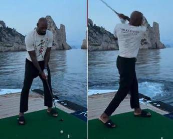 LeBron James gioca a gof… in mare. Il Codacons accusa: “Sta inquinando”