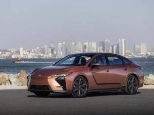 Lexus ES 2026, la berlina di lusso guarda al futuro