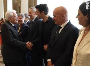 Mattarella saluta artisti e sportivi coinvolti nello spettacolo per gli 80 anni della Repubblica