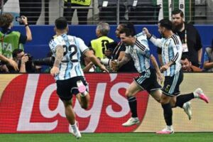Messi segna, esulta con giornalista e lo commuove: “È la foto della mia vita”