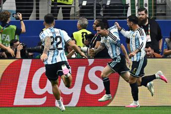 Messi segna, esulta con giornalista e lo commuove: “È la foto della mia vita”