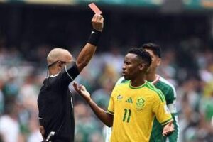 Messico-Sudafrica, piovono rossi: tre espulsi, caos ai Mondiali