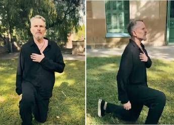 Miguel Bosé in ginocchio sui social: il video con la scritta ‘I can’t breathe’ dedicato a Henry Nowak