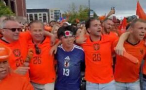 Mondiali, tifoso del Giappone ‘superstar’… nella festa dell’Olanda