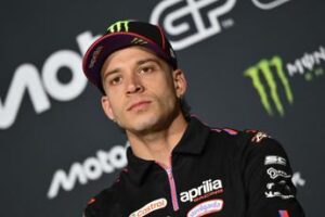 MotoGp, Bezzecchi si scusa: “Nessuna giustificazione”. L’abbraccio con il marshall dopo la lite