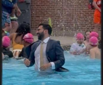 New York apre le piscine, il sindaco Mamdani si tuffa in giacca e cravatta
