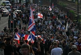 “Non respiro”, polizia non crede a 18enne accoltellato a morte: caso scuote la politica, proteste in Gb