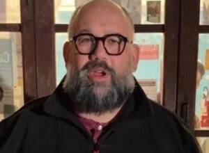 “Obeso e con spalle troppo larghe per risonanza magnetica”: l’odissea dell’attore Francesco Chiantese
