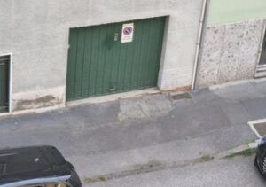 Passo carrabile e marciapiede: dove finisce il diritto di accesso e dove inizia lo spazio pubblico