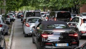 Per recarsi in ufficio se ne va uno stipendio all’anno, i conti della Cna
