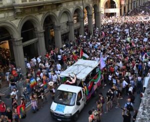 Pride Bologna, media Tel Aviv: “Israeliani spintonati, anche donna incinta”
