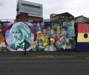 Proteste anti-migranti a Belfast, disordini e case bruciate nella notte