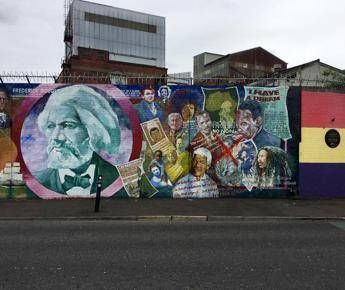 Proteste anti-migranti a Belfast, disordini e case bruciate nella notte