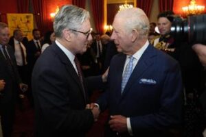 Re Carlo ‘saluta’ Starmer, il rapporto di stima: “D’accordo su temi sociali e ambiente”
