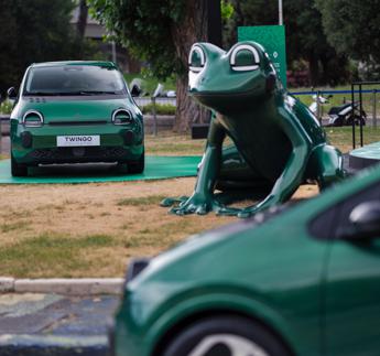 Renault, per la nuova Twingo elettrica una ‘House of Frog’ per accendere l’estate romana