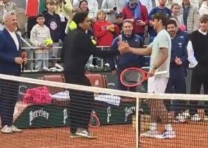 Roland Garros, la semifinale non si gioca? Cobolli si allena con un tifoso sul Centrale