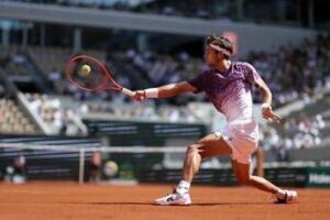 Roland Garros, paura per raccattapalle: Svajda lo colpisce, cos’è successo