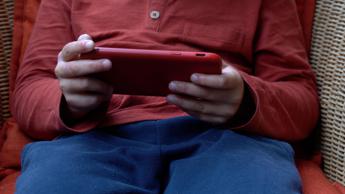 Social media, rischio uso eccessivo in estate per bambini: le raccomandazioni ai genitori