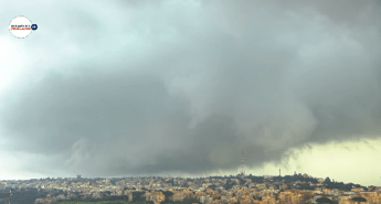 Tromba d’aria a Roma, alberi e rami caduti ma nessun ferito: il video del vortice