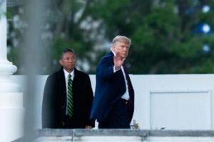 Trump contro il Senato sull’Iran: “Voto inutile”. Il tycoon a picco nei sondaggi