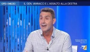 Vannacci promosso in tv da Gruber, Bocchino: “Efficace nella fossa dei leoni”. Per Telese “ha bucato lo schermo”