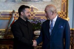 Zelensky vuole invitare re Carlo in Ucraina: “Lo amiamo molto”