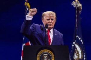 4 luglio, Trump: “Il sogno americano è tornato, non saremo mai un Paese comunista”