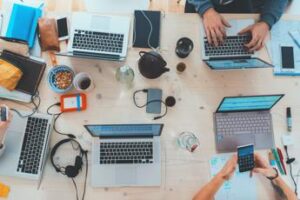 Ai riduce il burnout ma rischia di ampliare il deficit di connessione umana sul lavoro
