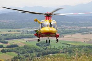 Anziana malata risucchiata in aria da elicottero del 118 a bassa quota, il figlio vince la causa
