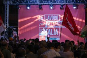 Centrosinistra, leader a Napoli lanciano volata ‘anti Meloni’. Contestatori interrompono comizio