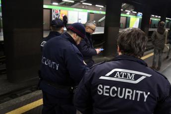 “Cosa guardi? Sono uomo e musulmano”, sfregia una ragazza in metro a Milano