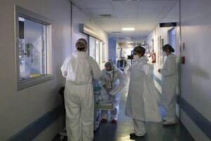 Covid, medici radiati vengono reintegrati. Burioni e Bassetti: “Vergogna”