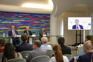 Grazie all’accordo di collaborazione tra le due Istituzioni  CDP diventa operativa presso l'edificio storico della Fondazione Un nuovo presidio in linea con il potenziamento della rete territoriale di CDP  che in Abruzzo, nel triennio 2023-2025, ha impegnato circa 600 milioni di euro  a beneficio di imprese ed Enti locali Promuovere lo sviluppo delle aziende e delle Pubbliche Amministrazioni attive sul territorio grazie a una presenza più capillare: è con questo obiettivo che apre a Pescara lo “Spazio CDP”, un presidio operativo di Cassa Depositi e Prestiti presso la sede di Fondazione Pescarabruzzo. L’inaugurazione nella città adriatica attua quanto previsto dall’accordo di collaborazione tra le due Istituzioni e rafforza ulteriormente le già solide relazioni. Questo ulteriore presidio di Cassa Depositi e Prestiti in Abruzzo si aggiunge a quello già attivo nel Capoluogo regionale a conferma dell’impegno a favore del Centro Sud. L’apertura dello Spazio è in linea con il Piano Strategico 2025-2027 di CDP che mira al potenziamento della Rete territoriale, dotata a livello nazionale di 28 uffici, per renderla sempre più efficace e farla divenire punto di riferimento per tutti gli stakeholder. Gli spazi di CDP presso l'edificio storico della Fondazione Pescarabruzzo, come stabilito nell’intesa, offriranno la possibilità di incontrare i professionisti di CDP per facilitare la condivisione di progetti in una pluralità di settori: dalle nuove forme dell’abitare alla crescita e innovazione di medie e piccole imprese, fino al sostegno ad iniziative di sviluppo territoriale, mettendo a disposizione di aziende e PA locali gli strumenti più adeguati a rispondere alle diverse esigenze. Il rapporto che unisce Cassa Depositi e Prestiti all’Abruzzo è storico. Guardando solo all’ultimo triennio (2023-2025), CDP ha impegnato a favore di imprese ed Enti del territorio regionale circa 600 milioni di euro. All’inaugurazione del nuovo Spazio per i saluti istituzionali hanno preso la parola il Presidente di Fondazione Pescarabruzzo Nicola Mattoscio, il Presidente di Cassa Depositi e Prestiti Giovanni Gorno Tempini, il Presidente del Consiglio regionale dell’Abruzzo Lorenzo Sospiri e il Sindaco di Pescara Carlo Masci. La mattinata di lavori è proseguita con gli interventi del Direttore Pubblica Amministrazione di CDP Gianluca Bisognani, del Direttore Business di CDP Andrea Nuzzi e della Responsabile Legale Governance di Gruppo, Innovazione, Rapporti Legislativi e Fondazioni di CDP Angela Lasco. Il Presidente di CDP, Giovanni Gorno Tempini, ha dichiarato: “È con grande soddisfazione che rafforziamo oggi, con la preziosa collaborazione della Fondazione Pescarabruzzo, la presenza di Cassa Depositi e Prestiti nella Regione grazie al nuovo presidio operativo che allargherà la nostra capacità di essere sempre più vicini a imprese ed Enti del territorio. In uno scenario internazionale complesso, CDP conferma di essere al fianco del tessuto produttivo e delle comunità locali, integrando al sostegno finanziario un’attività di consulenza qualificata messa a disposizione dai nostri professionisti. Lavoreremo ogni giorno per alimentare un dialogo strutturato, nella convinzione che solo attraverso un confronto continuo sia possibile veicolare l’innovazione in modo capillare e concreto, garantendo soluzioni efficaci e tempestive”. Il Presidente di Fondazione Pescarabruzzo, Nicola Mattoscio, ha commentato: “L'apertura di Spazio CDP presso la nostra sede rappresenta un risultato di grande valore per la fascia adriatica del Centro Italia e conferma la vocazione della Fondazione Pescarabruzzo a favorire reti di collaborazione capaci di generare sviluppo economico e progresso sociale. Mettere a disposizione gli spazi della Fondazione come luogo di incontro tra istituzioni, imprese e pubbliche amministrazioni significa agevolare nuove opportunità di crescita, innovazione e progettualità condivisa con uno dei player finanziari più importati d’Europa a beneficio dell'intera comunità regionale”. Il Presidente del Consiglio regionale dell’Abruzzo, Lorenzo Sospiri, ha sottolineato: “Non è un caso che un Ente centrale per la vita economica del Paese, come Cassa Depositi e Prestiti, abbia deciso di impiantare un secondo presidio stabile in Abruzzo, valorizzando il versante Adriatico ed una regione che, negli anni, ha saputo potenziare i settori chiave della sua economia e che sta investendo tantissimo in infrastrutture e rafforzando i rapporti commerciali con l’estero. La nuova sede di Pescara raddoppia la possibilità per noi Istituzioni di avere un dialogo quotidiano, intessendo reti progettuali e di innovazione; per le imprese, di vedere in tempi celeri certificate le migliore idee e valorizzato il know how specifico delle aziende che operano nella fascia costiera e collinare. Il Consiglio regionale, già forte nei rapporti di collaborazione con il Governo centrale, supporterà in ogni modo il processo di avvio del nuovo punto CDP di Pescara”. Il Sindaco di Pescara, Carlo Masci, ha evidenziato: “L’apertura di Spazio CDP a Pescara è motivo di grande orgoglio. In un mondo che corre servono risposte rapide e strumenti capaci di accompagnare, con tempi certi, i progetti della Pubblica amministrazione e dei privati. Questo filo diretto con CDP aiuta ad accorciare i tempi di risposta e consente di avere chiarimenti e informazioni con maggiore celerità. La presenza di questo presidio finanziario ed economico rende Pescara un punto di riferimento per il Centro-Sud Italia per quanto riguarda gli investimenti pubblici e le attività imprenditoriali. Ancora una volta la Fondazione Pescarabruzzo dimostra grande lungimiranza e attenzione al bene comune. La nostra città rafforza così il proprio ruolo strategico nello sviluppo socio-economico dell’Abruzzo e dei territori limitrofi e dimostra di essere un polo di interesse nazionale per la sua capacità di affrontare concretamente le sfide del cambiamento e dell'innovazione proprie di questo periodo storico”.