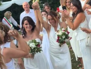 Francesca Vecchioni sposa la compagna Sara: la ‘benedizione’ ironica del padre Roberto