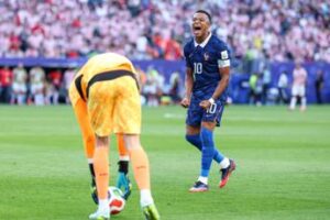 Francia-Paraguay 1-0, la sintesi di Mbappé: “Abbiamo messo le mani nella m…”