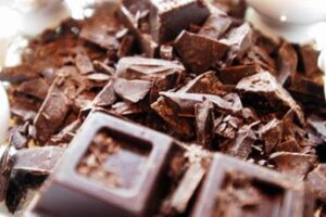 Giornata mondiale del cioccolato, il medico-nutrizionista: “Gustarlo è un’emozione biologica unica ma c’è un limite”