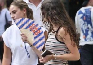 Il ventaglio è il vero accessorio dell’estate 2026: perché rinfresca davvero? La spiegazione della fisica