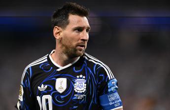 Inghilterra, Joe Cole sfotte Messi: “Lo manderemo a dormire”