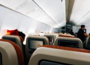 Invasione di zanzare sul volo Milano-Alicante, passeggeri costretti a cambiare aereo