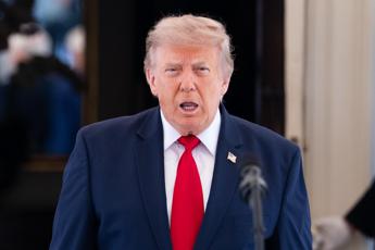 Iran, Trump ‘guardiano’ di Hormuz: tycoon tra rimborsi, blocco navale e terza ondata di raid