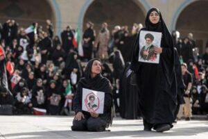 Iran-Usa, colloqui in pausa per i funerali di Khamenei: attese milioni di persone