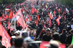 Iran, iniziata a Teheran processione per funerali di Khamenei