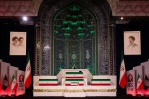 Iran, la bara di Khamenei esposta nella Grande Moschea: funerali da domani