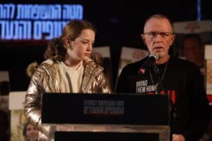 Israele ricorda il 7/10, padre dell’ostaggio Emily Hand: :”Mille giorni? A volte sembra ancora ieri”