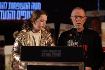 Israele ricorda il 7/10, padre dell’ostaggio Emily Hand: :”Mille giorni? A volte sembra ancora ieri”