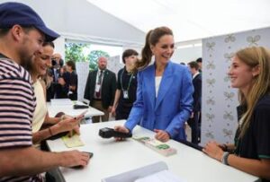 Kate Middleton a Wimbledon, a sorpresa la principessa vende i biglietti agli spettatori in fila