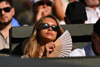 Laila Hasanovic esulta e abbraccia Sinner, festa tra fidanzati a Wimbledon