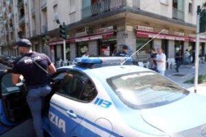 Milano, aggressione in strada e 20 coltellate a uno sconosciuto: bloccato dai clienti del bar